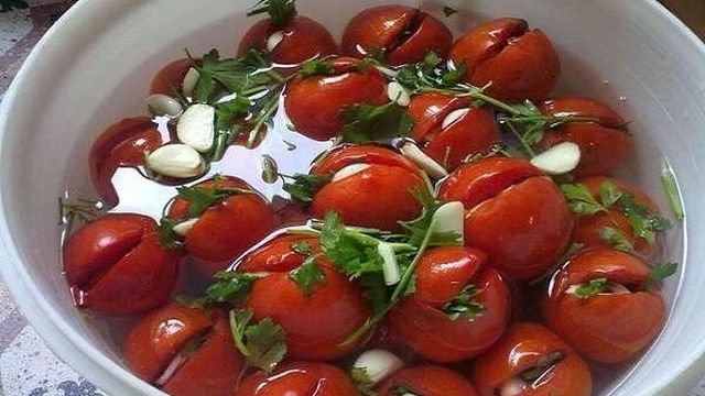 7 простых рецептов, как правильно засолить помидоры в ведре на зиму